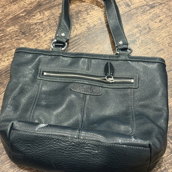 Coach Black Leather Shoulder Bag with Sleek Design - Picture 2 of 7